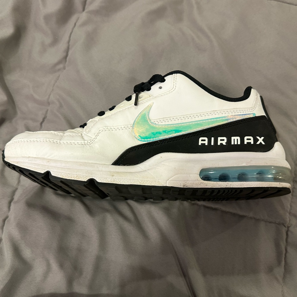 Nike White and Black Air Max Sneakers Classic Low-Top Design - Men’s US size 10 - Picture 2 of 5
